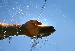 Mains recueillant de l'eau