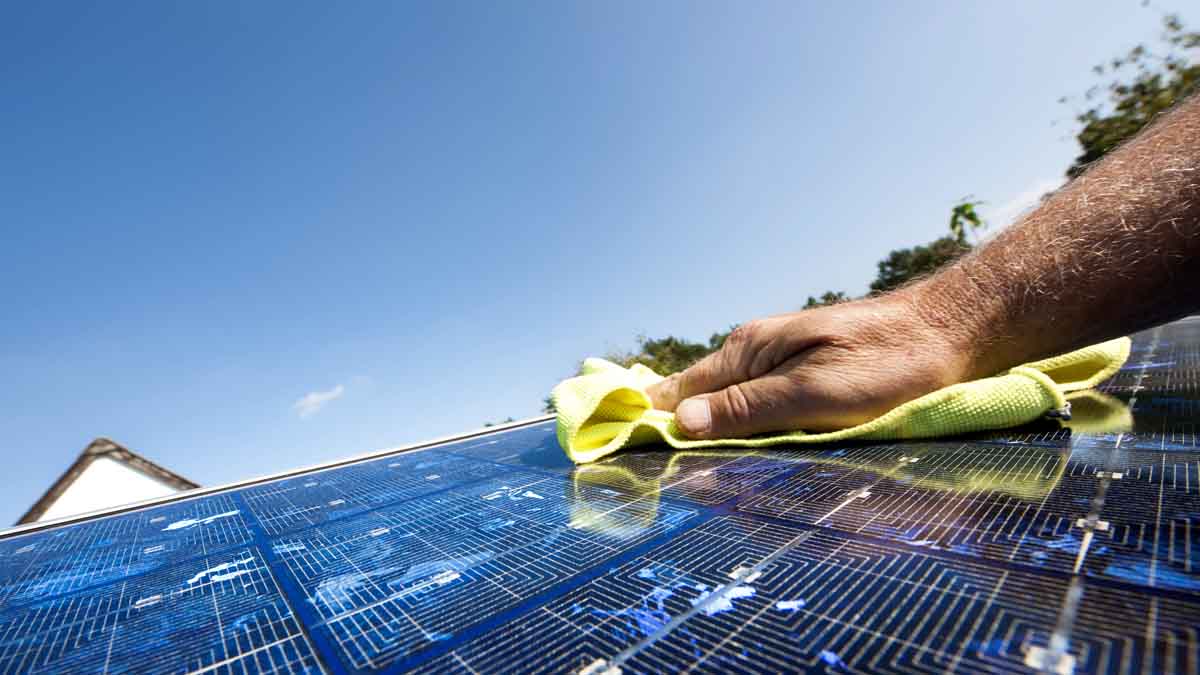 Nettoyage d'un panneau solaire photovoltaïque au chiffon doux